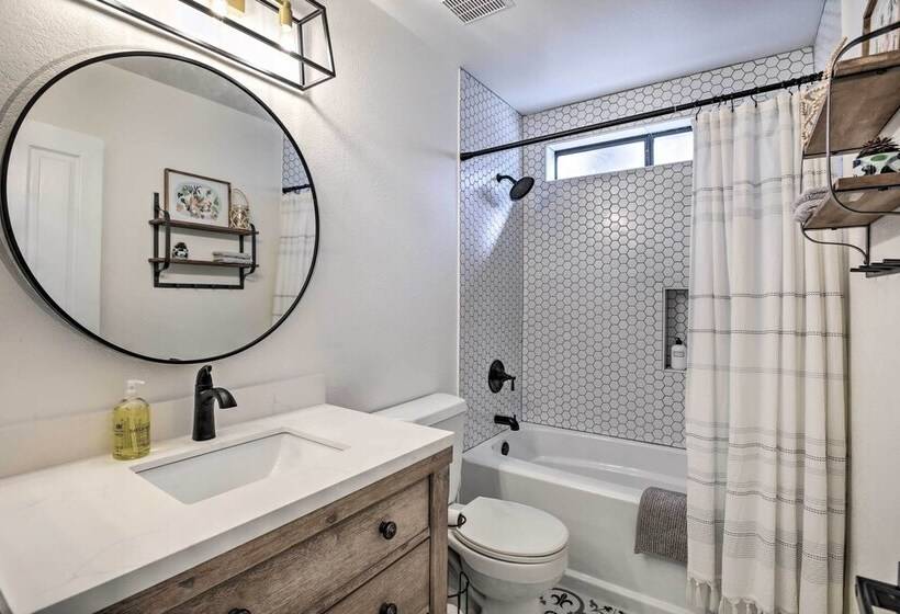 Stylish Flagstaff Hideaway W/ Hot Tub & Fire Pit!