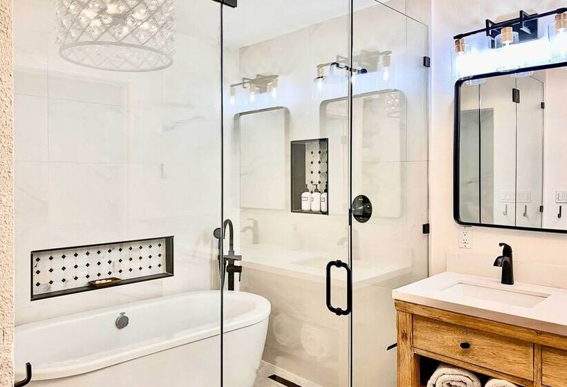 Stylish Flagstaff Hideaway W/ Hot Tub & Fire Pit!