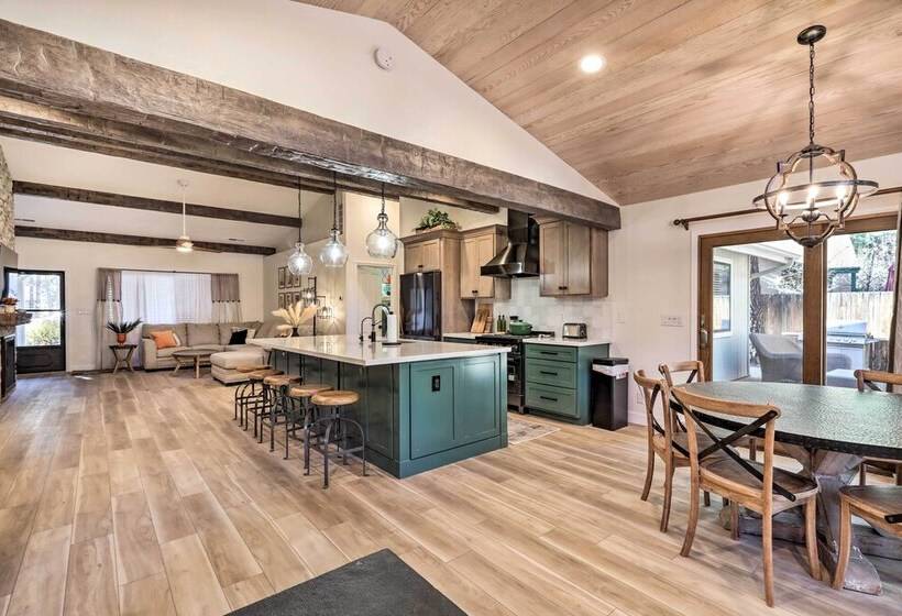Stylish Flagstaff Hideaway W/ Hot Tub & Fire Pit!