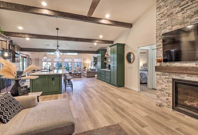 Stylish Flagstaff Hideaway W/ Hot Tub & Fire Pit!