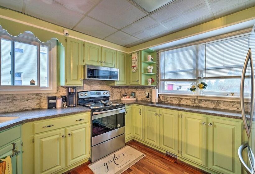 Stylish Suburban Getaway, 10 Miles To Royal Mtn!