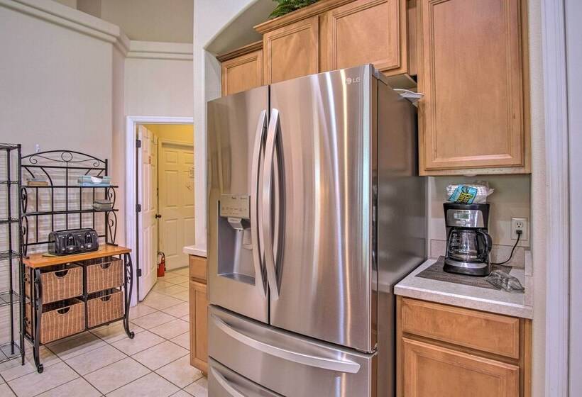 Sunny Villa W/ Lanai: 17 Mi To Disney!