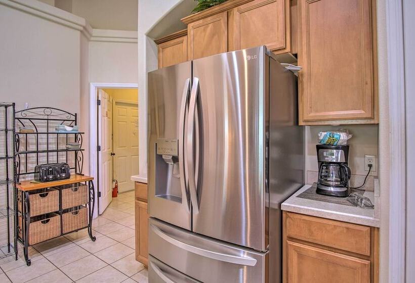 Sunny Villa W/ Lanai: 17 Mi To Disney!