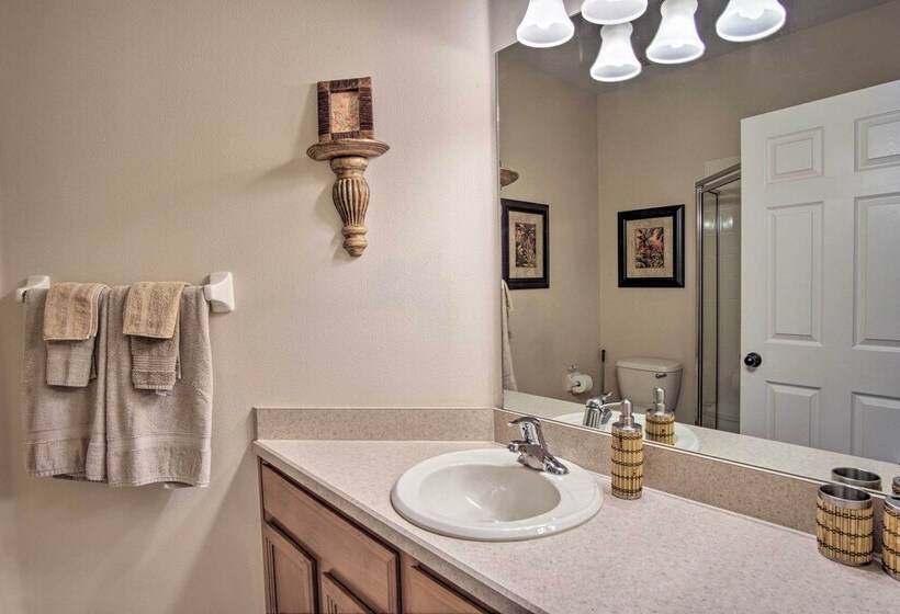 Sunny Villa W/ Lanai: 17 Mi To Disney!