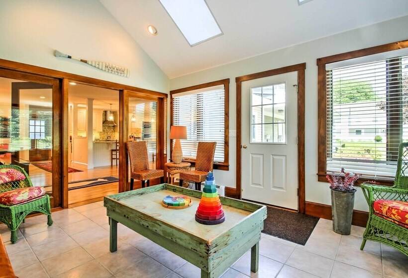 Large Kennebunk Home, Walk To Beach < 2 Mi To Town