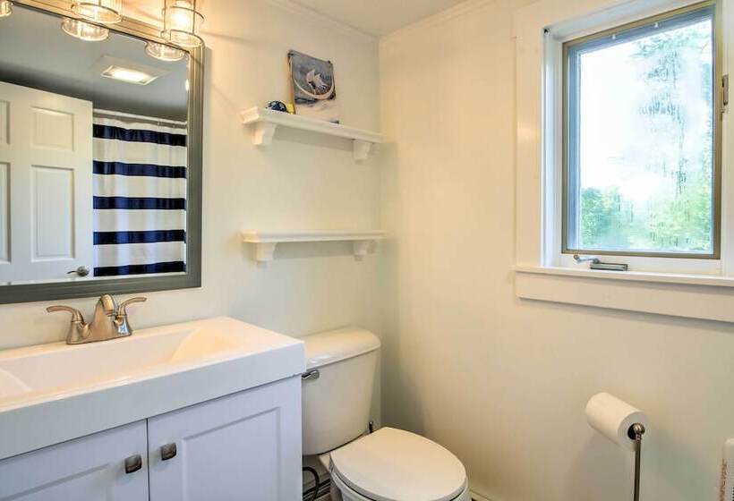 Large Kennebunk Home, Walk To Beach < 2 Mi To Town