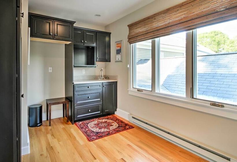 Large Kennebunk Home, Walk To Beach < 2 Mi To Town