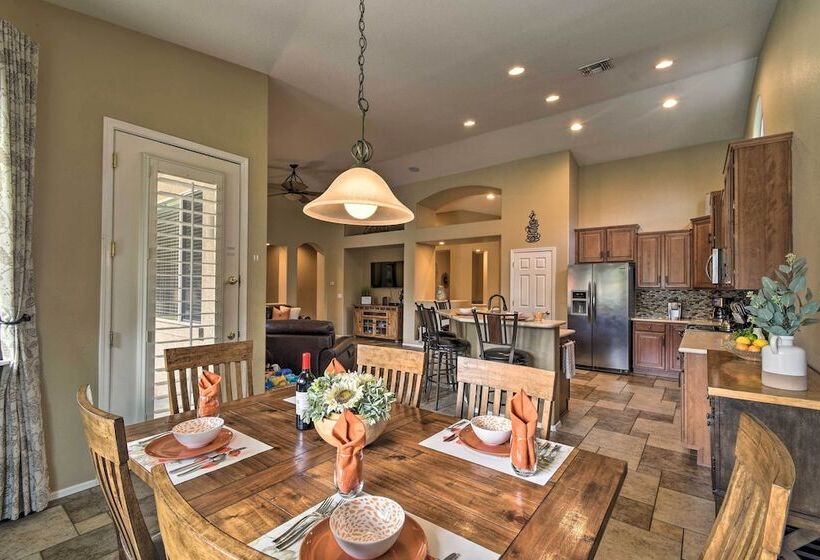 Spacious Surprise Home: 6 Mi To Wildlife World Zoo