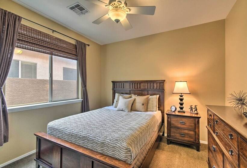 Spacious Surprise Home: 6 Mi To Wildlife World Zoo