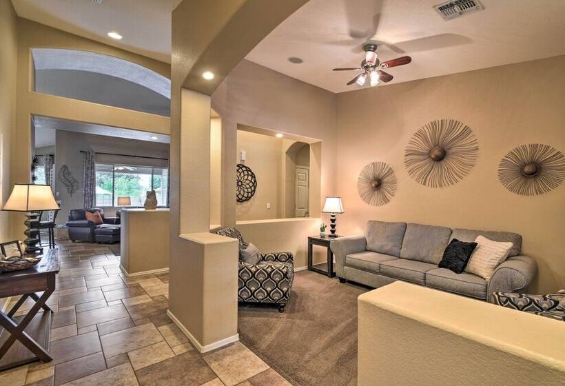 Spacious Surprise Home: 6 Mi To Wildlife World Zoo