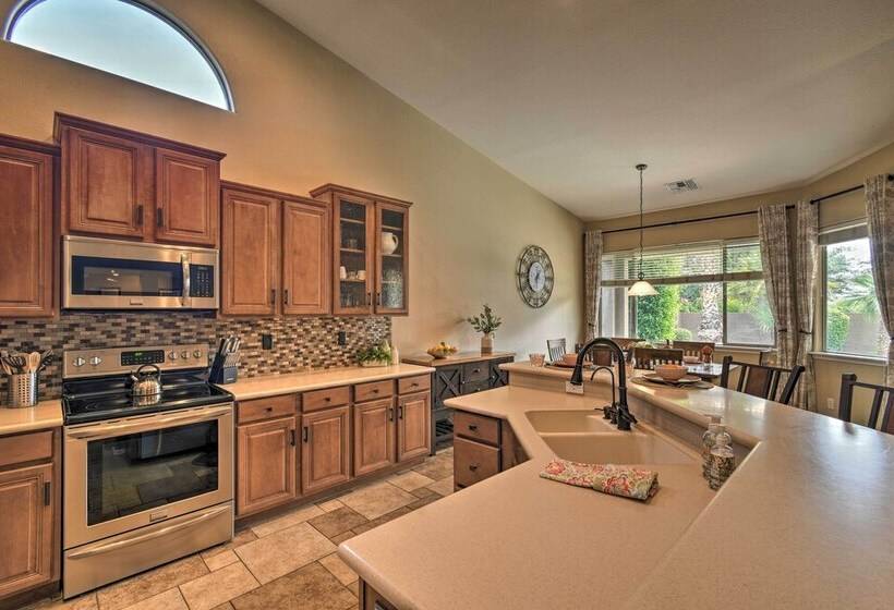 Spacious Surprise Home: 6 Mi To Wildlife World Zoo