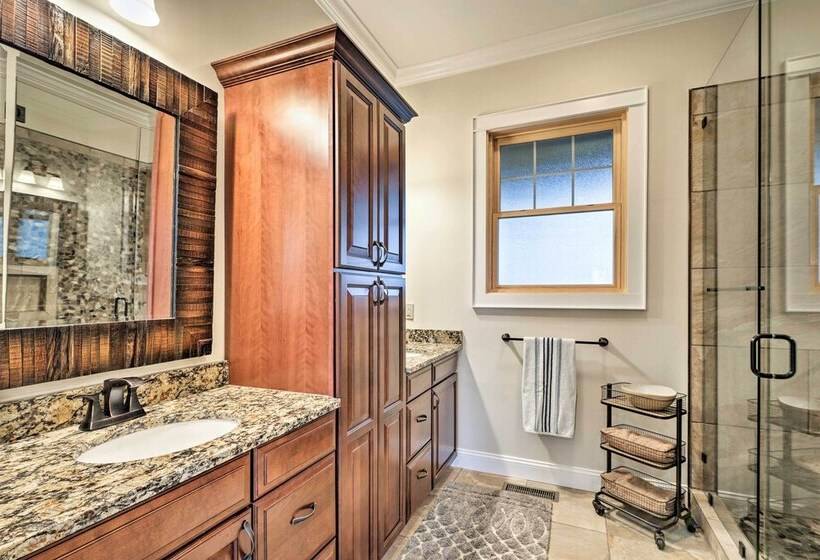 The Barn House: Caldwell Mtn Retreat W/ Hot Tub!