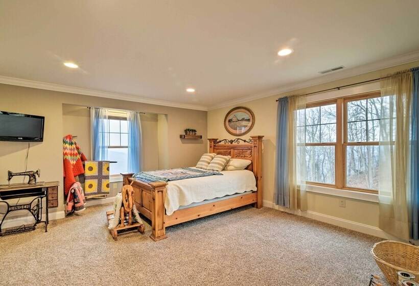 The Barn House: Caldwell Mtn Retreat W/ Hot Tub!