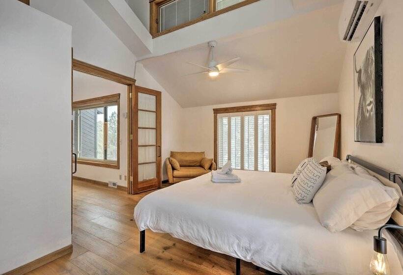 The Evergreen House: 5 Acres, Hot Tub, & Ac!