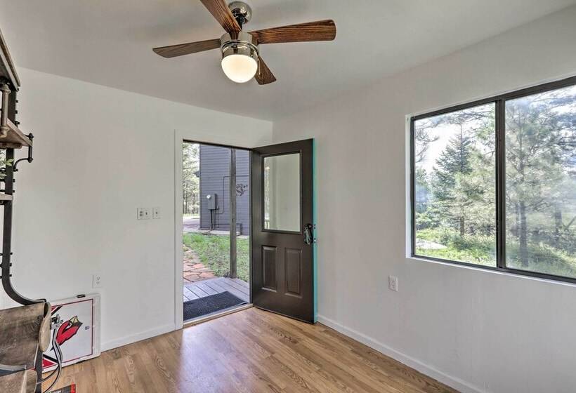 The Evergreen House: 5 Acres, Hot Tub, & Ac!