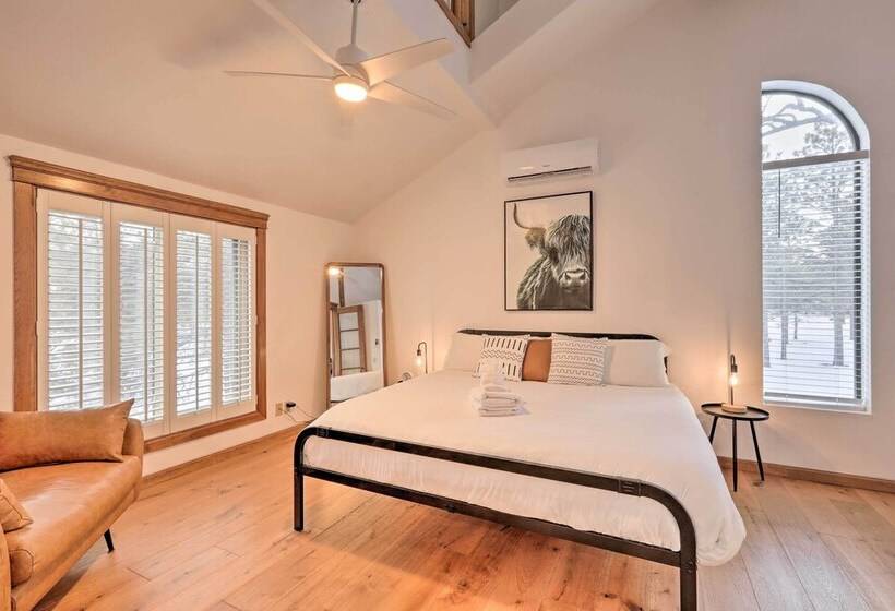 The Evergreen House: 5 Acres, Hot Tub, & Ac!