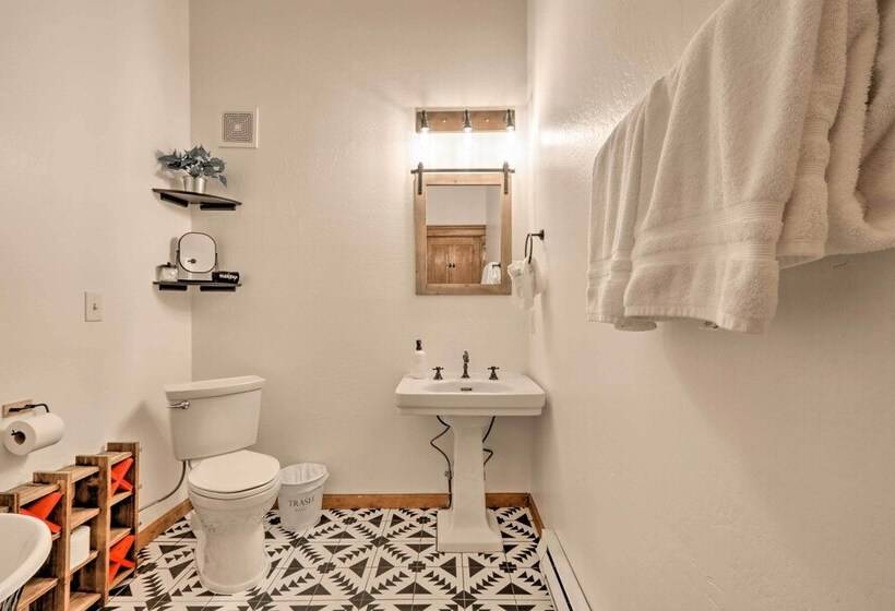 The Evergreen House: 5 Acres, Hot Tub, & Ac!