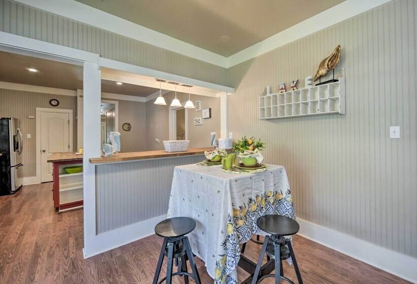 The Petite Lake House  In Seguin W/ Patio!