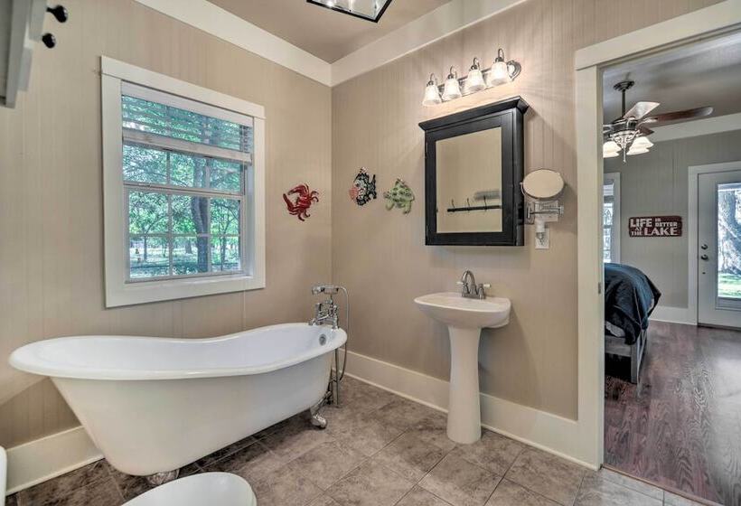 The Petite Lake House  In Seguin W/ Patio!