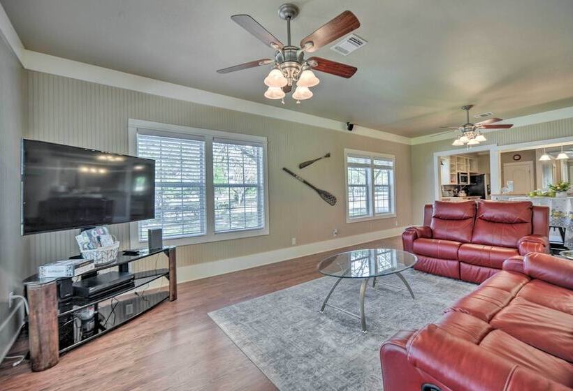 The Petite Lake House  In Seguin W/ Patio!
