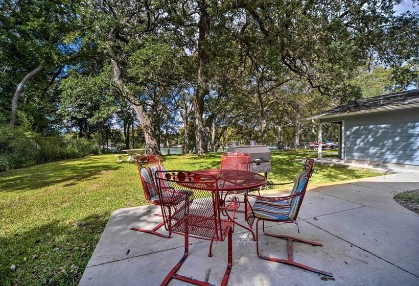 The Petite Lake House  In Seguin W/ Patio!