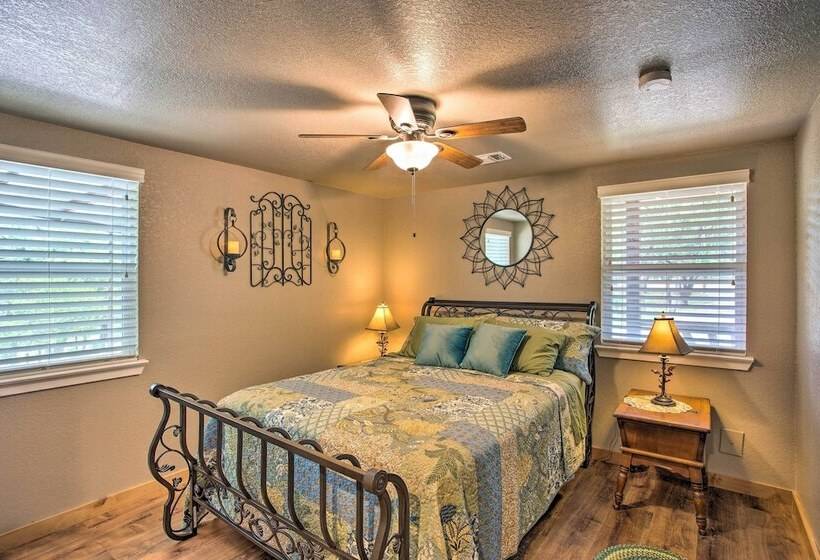 Tranquil Palo Pinto Home W/ Deck + Boat Dock!