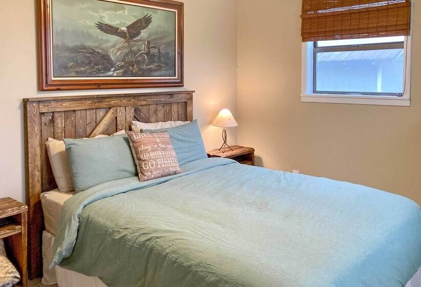 Treetop Hideaway W/ Lake Views + Fire Pit!