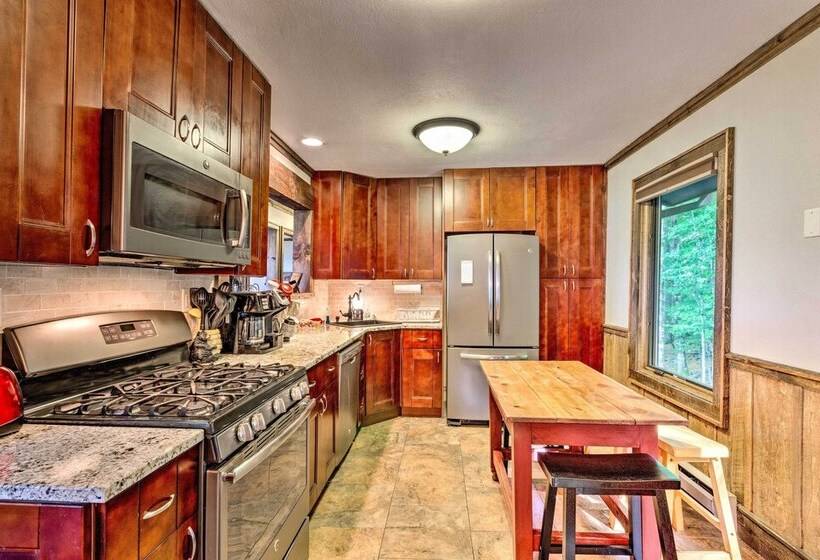 3 Mi To Beech Mtn: Treetop Cabin W/ Deck & Views