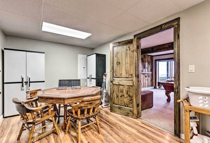 3 Mi To Beech Mtn: Treetop Cabin W/ Deck & Views