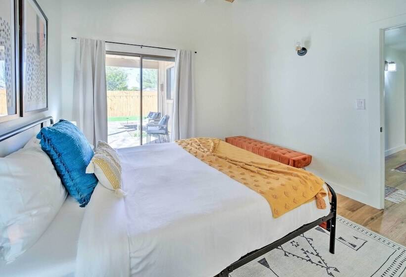 Trendy Digs W/ Yard Games, Fire Pit & Grill!