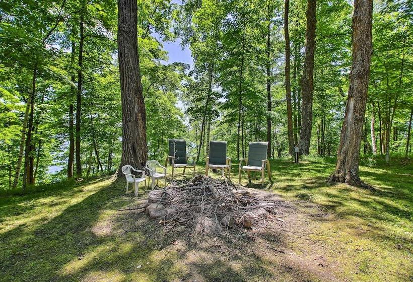 Trout Lake Cabin W/ Private Dock, Kayaks & Loft!