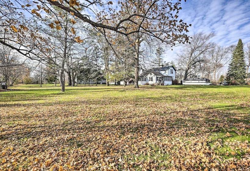 Twin Lakes Cottage: Walk To Elizabeth Lake!