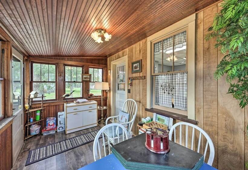 Twin Lakes Cottage: Walk To Elizabeth Lake!