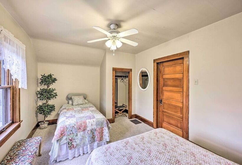 Twin Lakes Cottage: Walk To Elizabeth Lake!