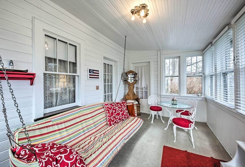 Twin Lakes Cottage: Walk To Elizabeth Lake!