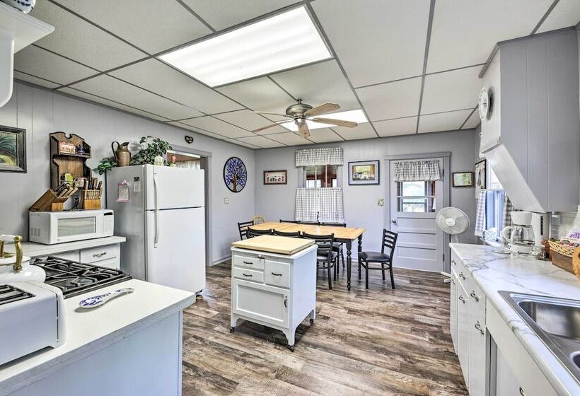 Twin Lakes Cottage: Walk To Elizabeth Lake!