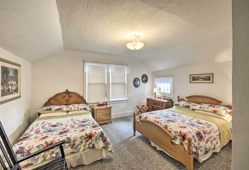 Twin Lakes Cottage: Walk To Elizabeth Lake!