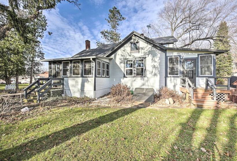 Twin Lakes Cottage: Walk To Elizabeth Lake!