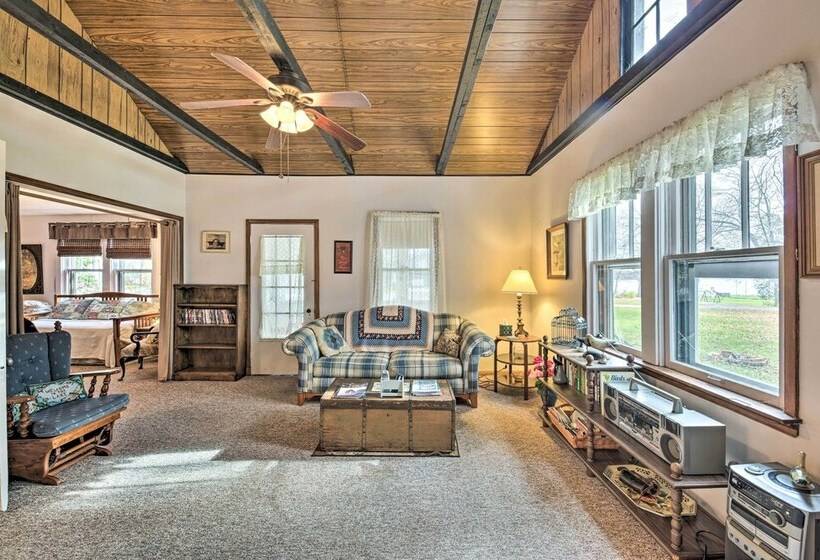 Twin Lakes Cottage: Walk To Elizabeth Lake!