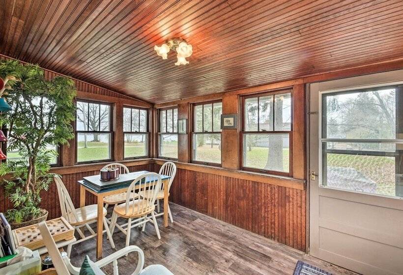 Twin Lakes Cottage: Walk To Elizabeth Lake!