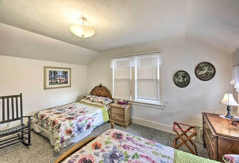 Twin Lakes Cottage: Walk To Elizabeth Lake!