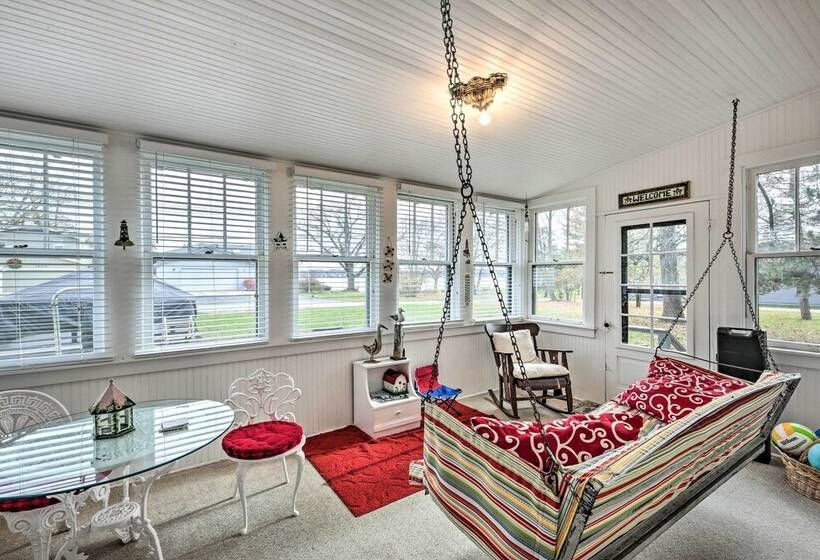 Twin Lakes Cottage: Walk To Elizabeth Lake!