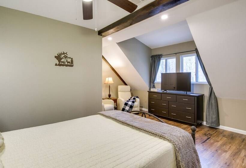 Updated Cobbly Nob Resort Home W/ Hot Tub!