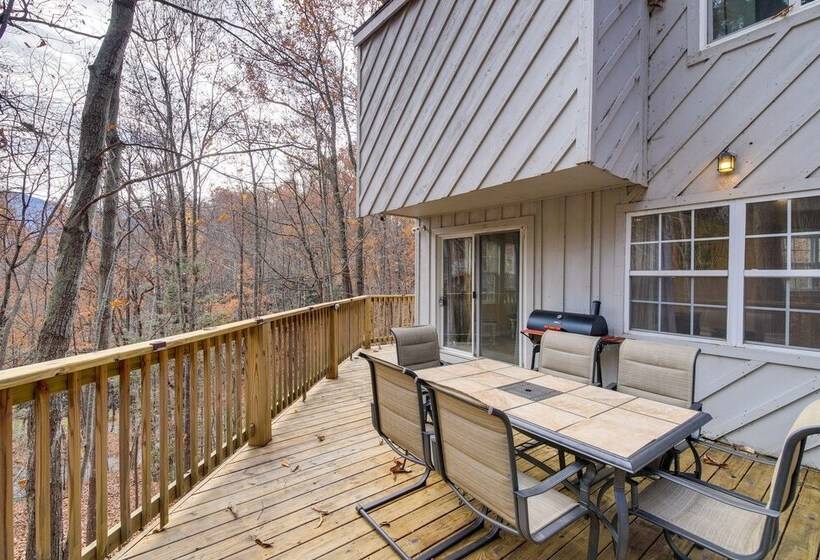 Updated Cobbly Nob Resort Home W/ Hot Tub!