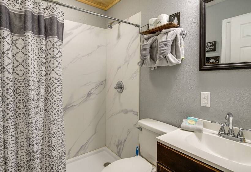 Updated Cobbly Nob Resort Home W/ Hot Tub!