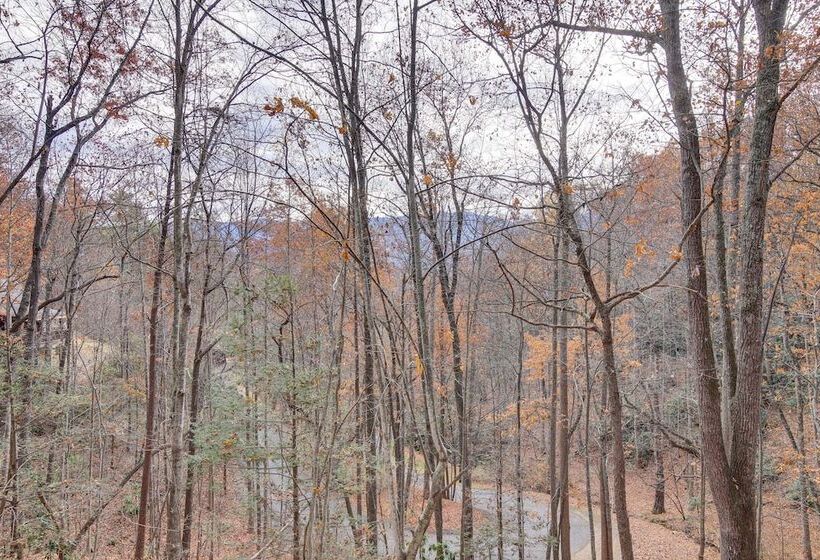 Updated Cobbly Nob Resort Home W/ Hot Tub!