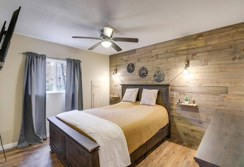 Updated Cobbly Nob Resort Home W/ Hot Tub!