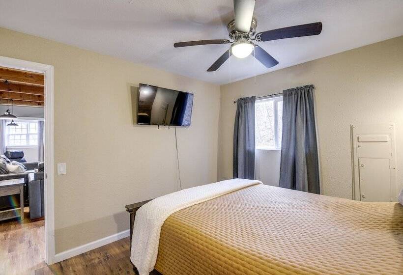 Updated Cobbly Nob Resort Home W/ Hot Tub!