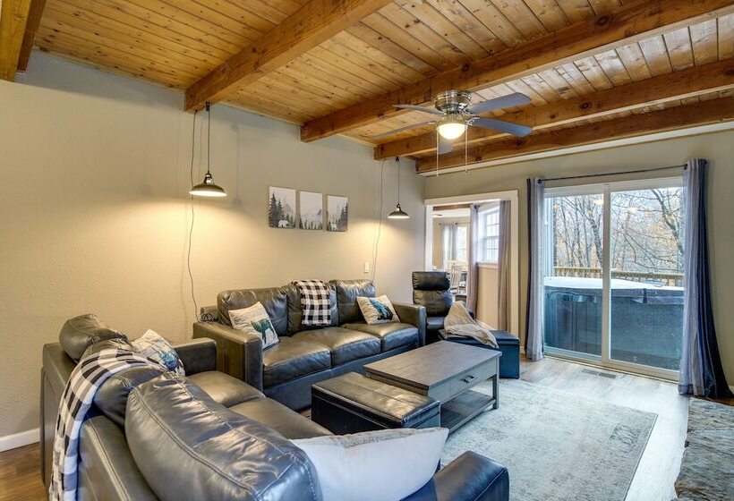 Updated Cobbly Nob Resort Home W/ Hot Tub!