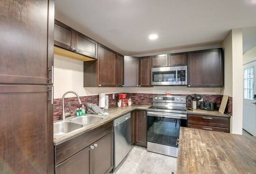 Updated Cobbly Nob Resort Home W/ Hot Tub!